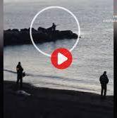 Guardia Civil recibiendo inmigrantes en la frontera con Ceuta